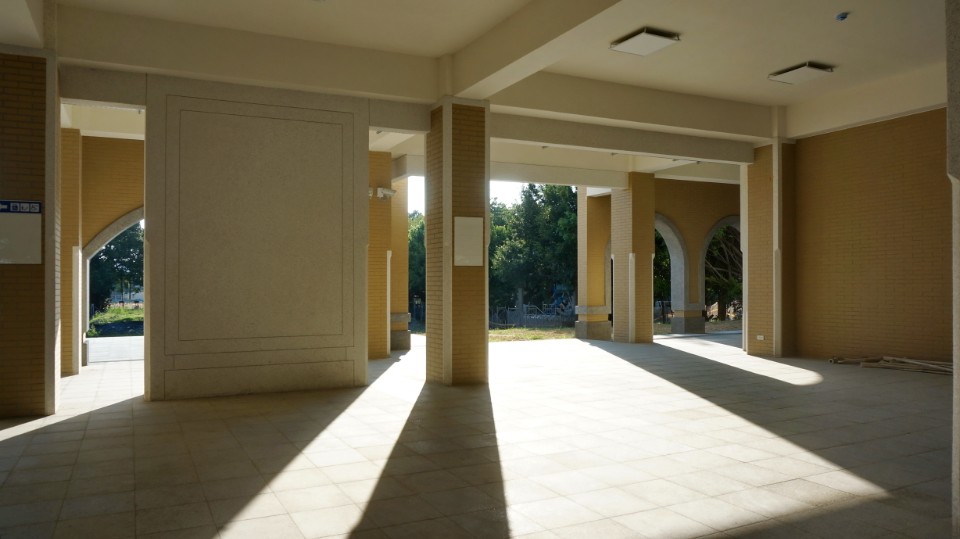 放學以後的穿堂，台中市烏日區喀哩國小舊校舍重建／謝伯昌建築師事務所