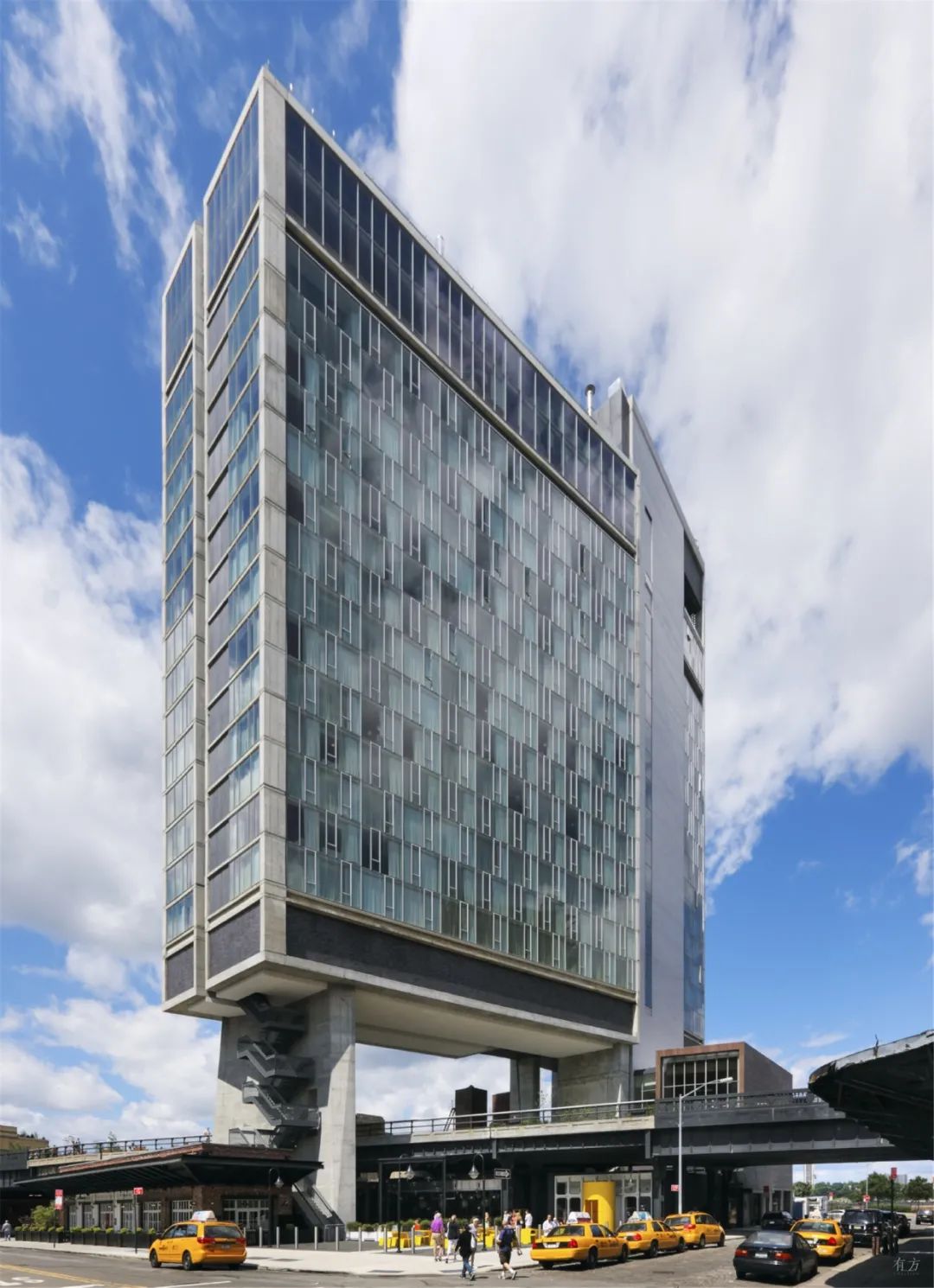 高線公園標準酒店(The Standard, High Line)位於紐約地標高線公園上方