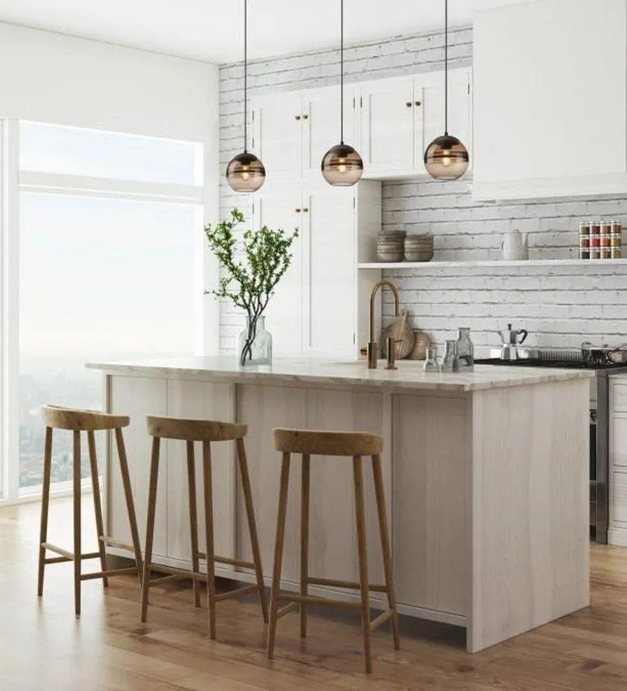 木頭質感的廚房中島，搭配木地板、白色牆面與吊燈