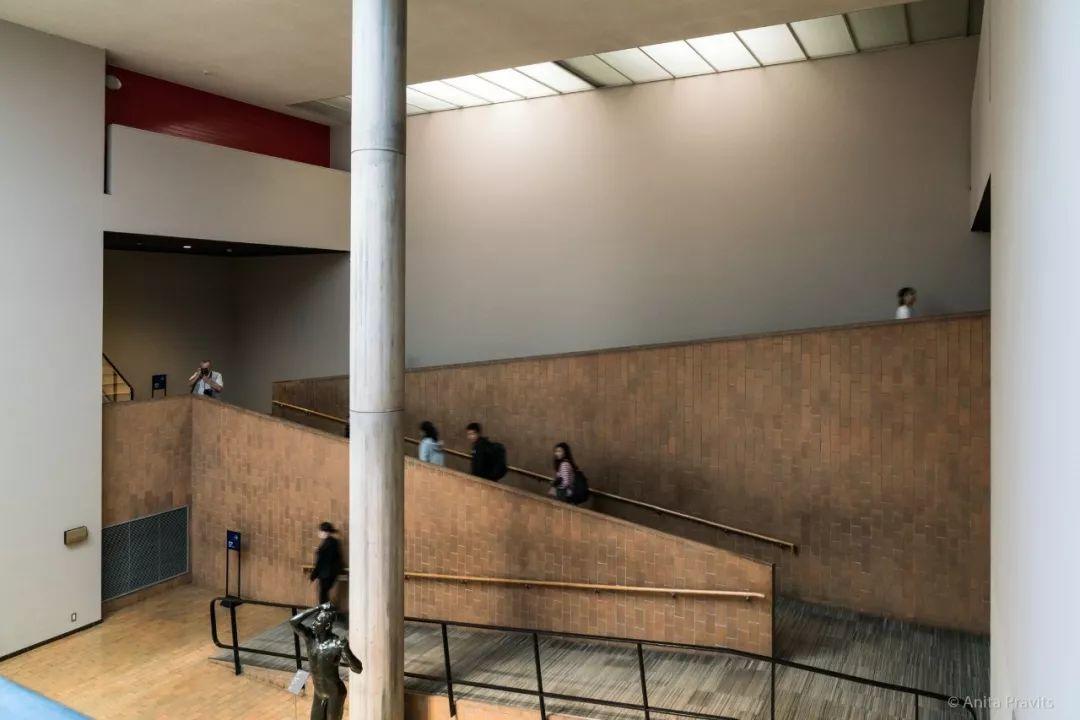 連接樓層的坡道，國立西洋美術館／Le Corbusier