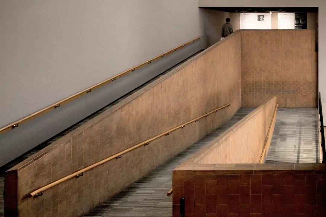 連接樓層的坡道，國立西洋美術館／Le Corbusier