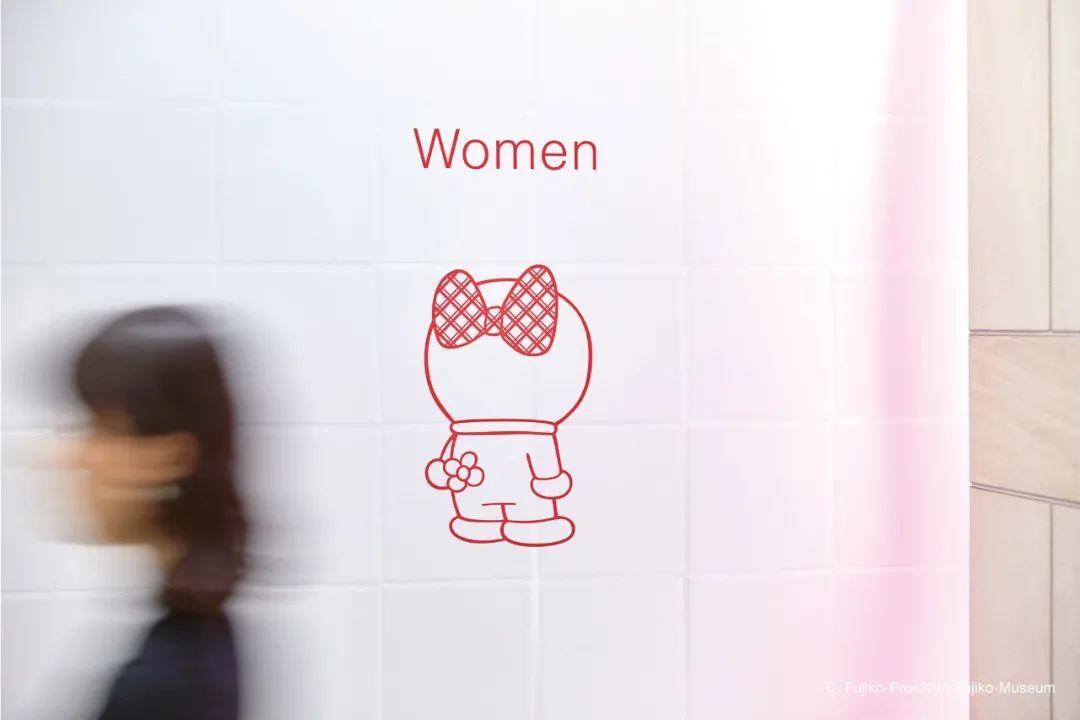 登戶站女生廁所指標是哆啦美的背影／木住野彰悟