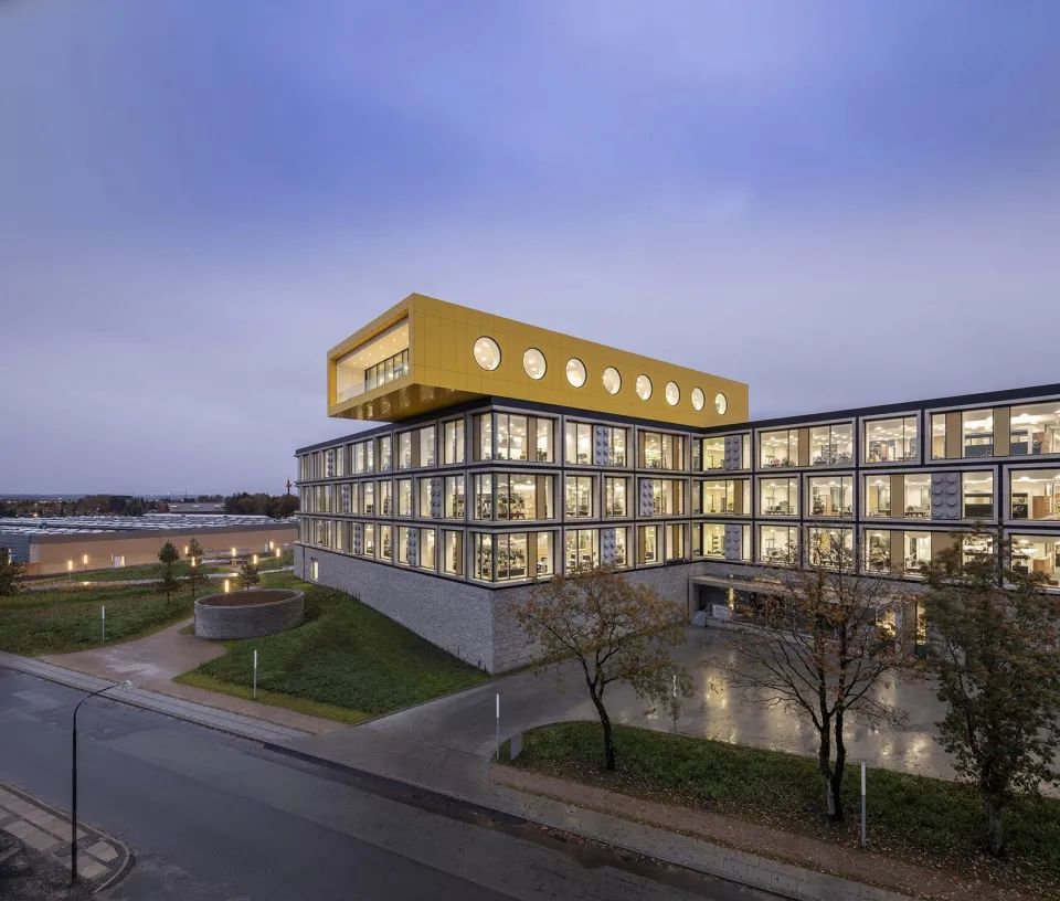 夜間外觀，LEGO樂高總部園區／C.F. Møller Architects
