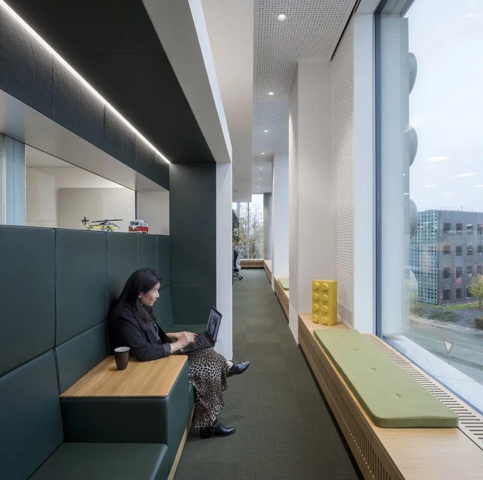 面對大片玻璃的工作區，LEGO樂高總部園區／C.F. Møller Architects