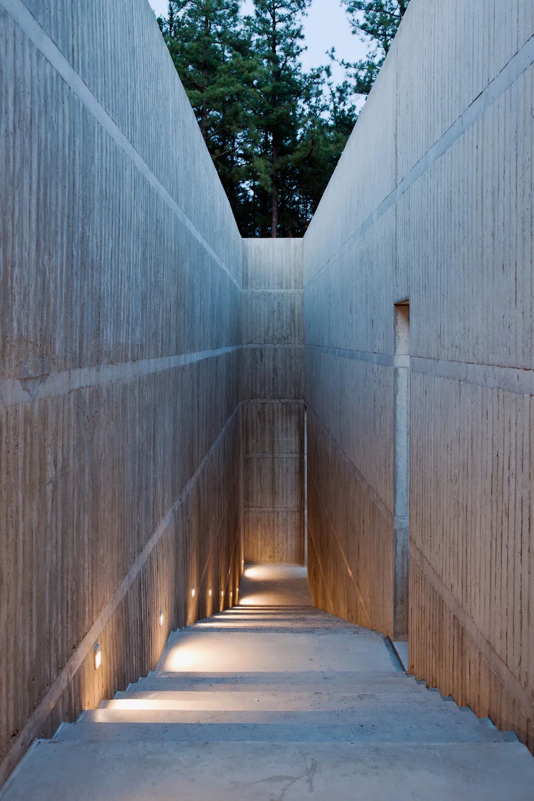 清水混凝土牆之間的樓梯通道，暝庭」觀景平台／承孝相 IROJE 履露齋建築師事務所