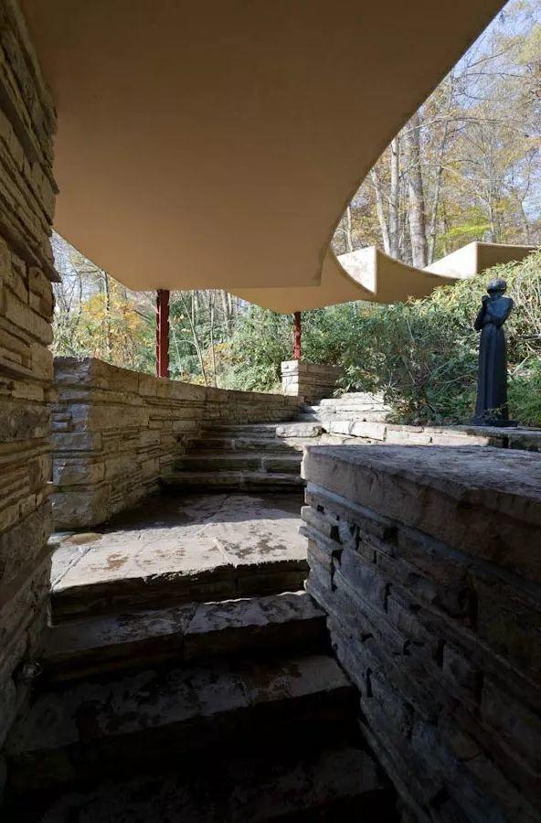 通往賓客樓的連廊 落水山莊Fallingwater／Frank Lloyd Wright