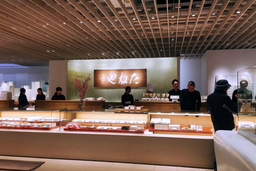 一樓除了可以購買伴手禮之外，還可以在這裡買到吃現做的CLUB HARIE餅乾冰淇淋和たねや銅鑼燒