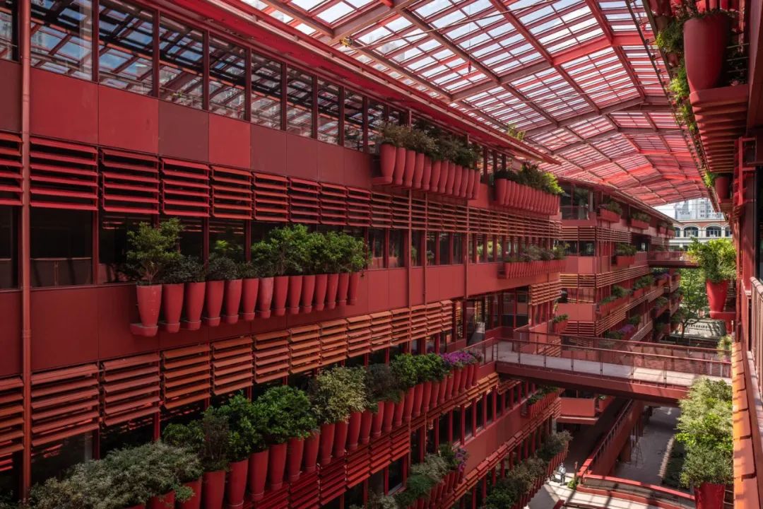 內部空間的顯眼紅色與大花盆,上海恆基旭輝天地/Jean Nouvel