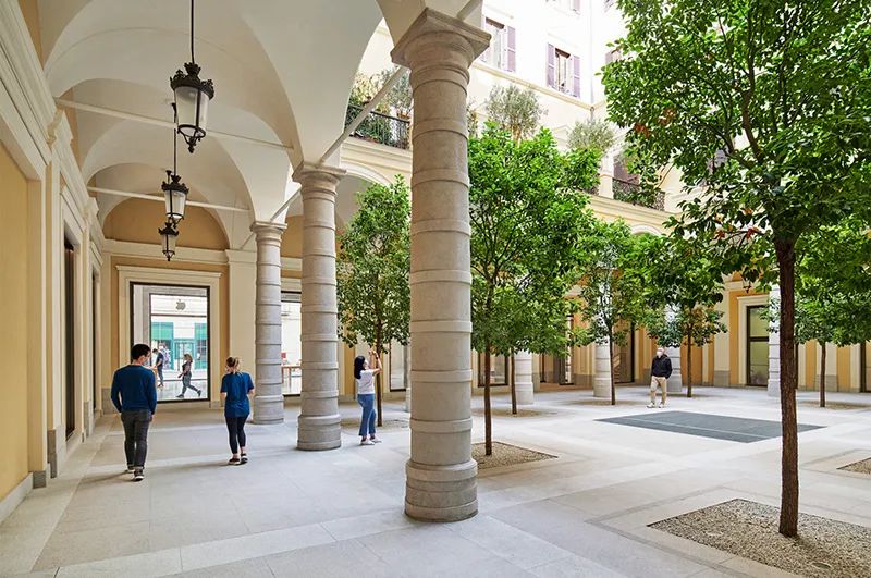 羅馬直營店Apple Via del Corso 大樓的露天庭院
