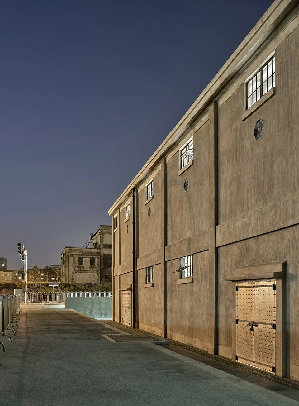 南側與西側的界面仍保留原有的外牆樣態，上海明華糖廠1500號廠房改造／同濟原作設計工作室