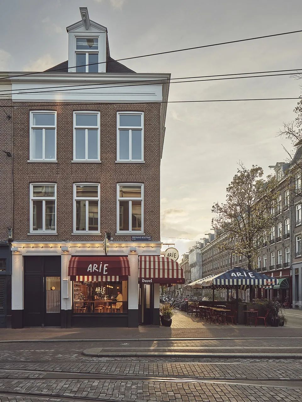 阿姆斯特丹酒吧Arie位於一棟舊建築的地面層／Studio Modijefsky
