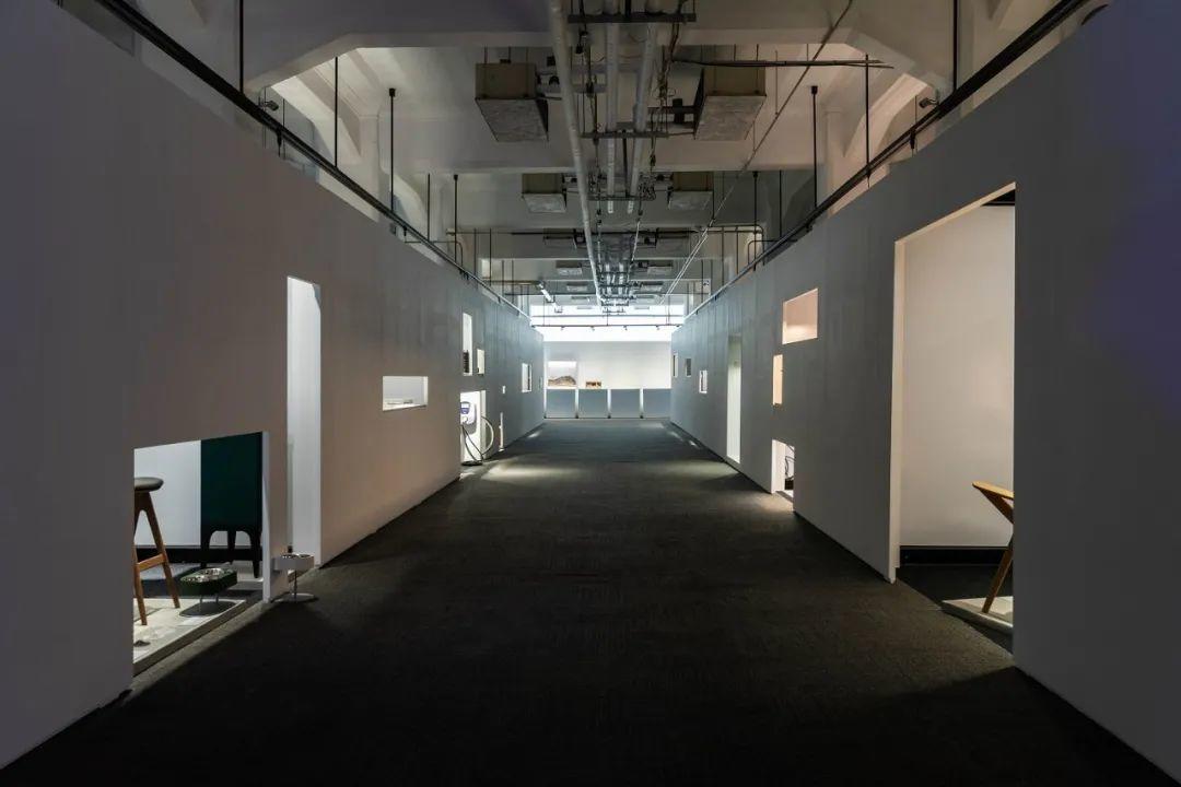  2020金點設計展： 03展區兩側立面展牆，依不同作品設定觀看開口