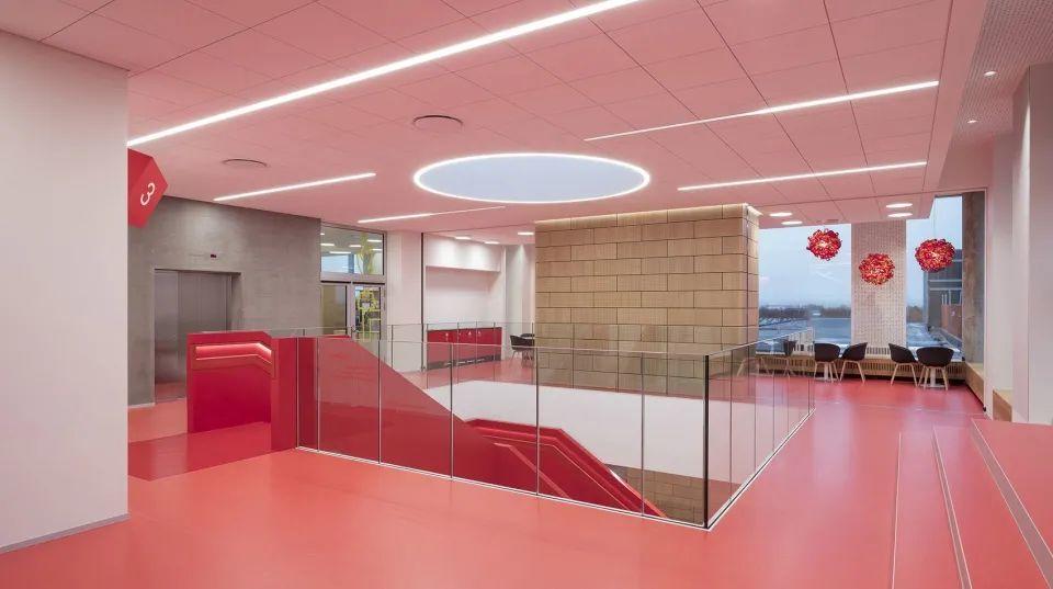 小型公共休閒區與色彩鮮豔的樓梯，LEGO樂高總部園區／C.F. Møller Architects