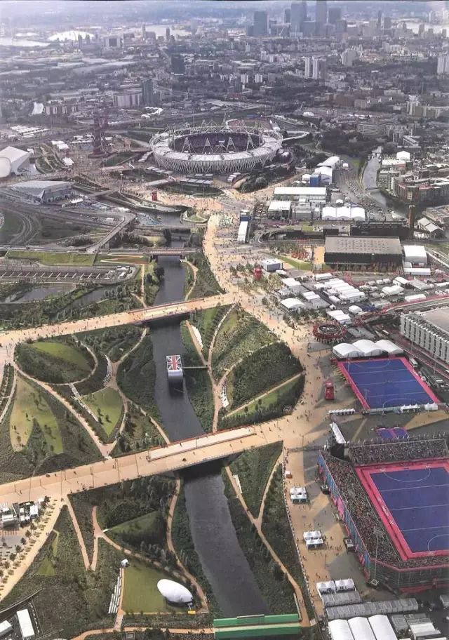 2012年奧林匹克公園融合了英國傳統園林設計、 後工業棕地修復理論、彈性永續發展策略。