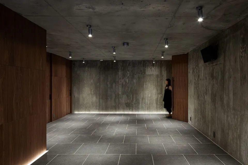 地面層採用裸露的清水混凝土牆，小音樂廳Maly Koncert／Ryo Otsuka Architects 大塚亮