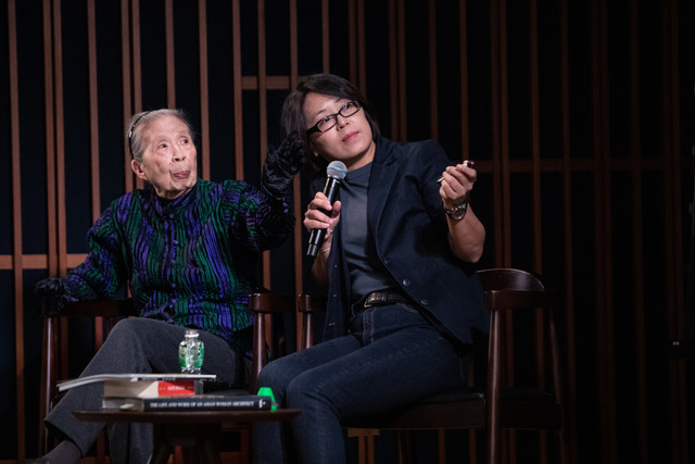 王秋華與女建築家學會理事長許麗玉於2019年底赴香港M+博物館對談。王秋華大部分作品檔案已捐贈給香港M+博物館典藏。（女建築家學會提供）