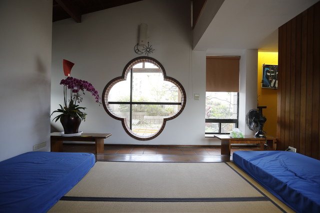 八樓的起居空間常用於招待友人和學生；一生未婚的王秋華相當好客，常邀請朋友來家聚餐，舉辦電影會。