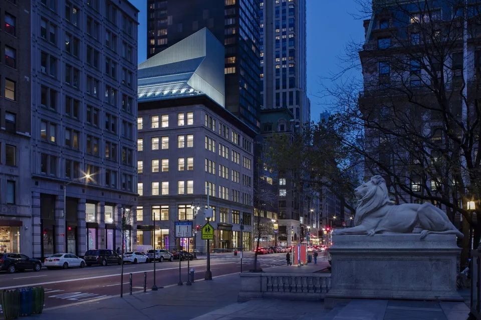 夜晚景觀，紐約Stavros Niarchos基金會圖書館／Mecanoo + Beyer Blinder Belle© John Bartelstone