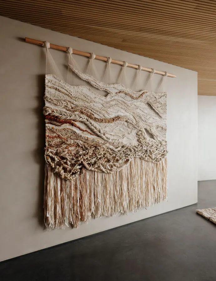 走廊牆壁掛著一片來自雪梨編織品公司 Crossing Threads 的名為「Tenderness（柔情）」的地毯