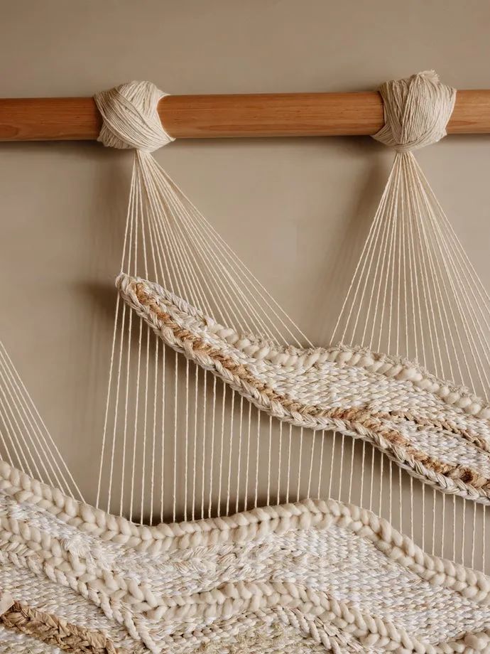 走廊牆壁掛著一片來自雪梨編織品公司 Crossing Threads 的名為「Tenderness（柔情）」的地毯