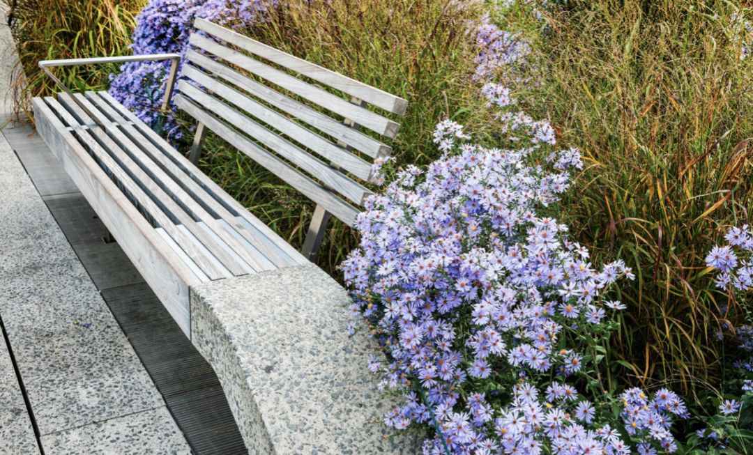 Highline New York City 紐約高線公園供人休息的座椅來自舊鐵軌回收的木頭和鋼材