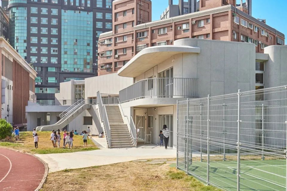 輕盈靈動的建築包圍在密集的城市建築環境中，新竹市三民國小幼兒園／境衍設計 林柏陽建築師事務所