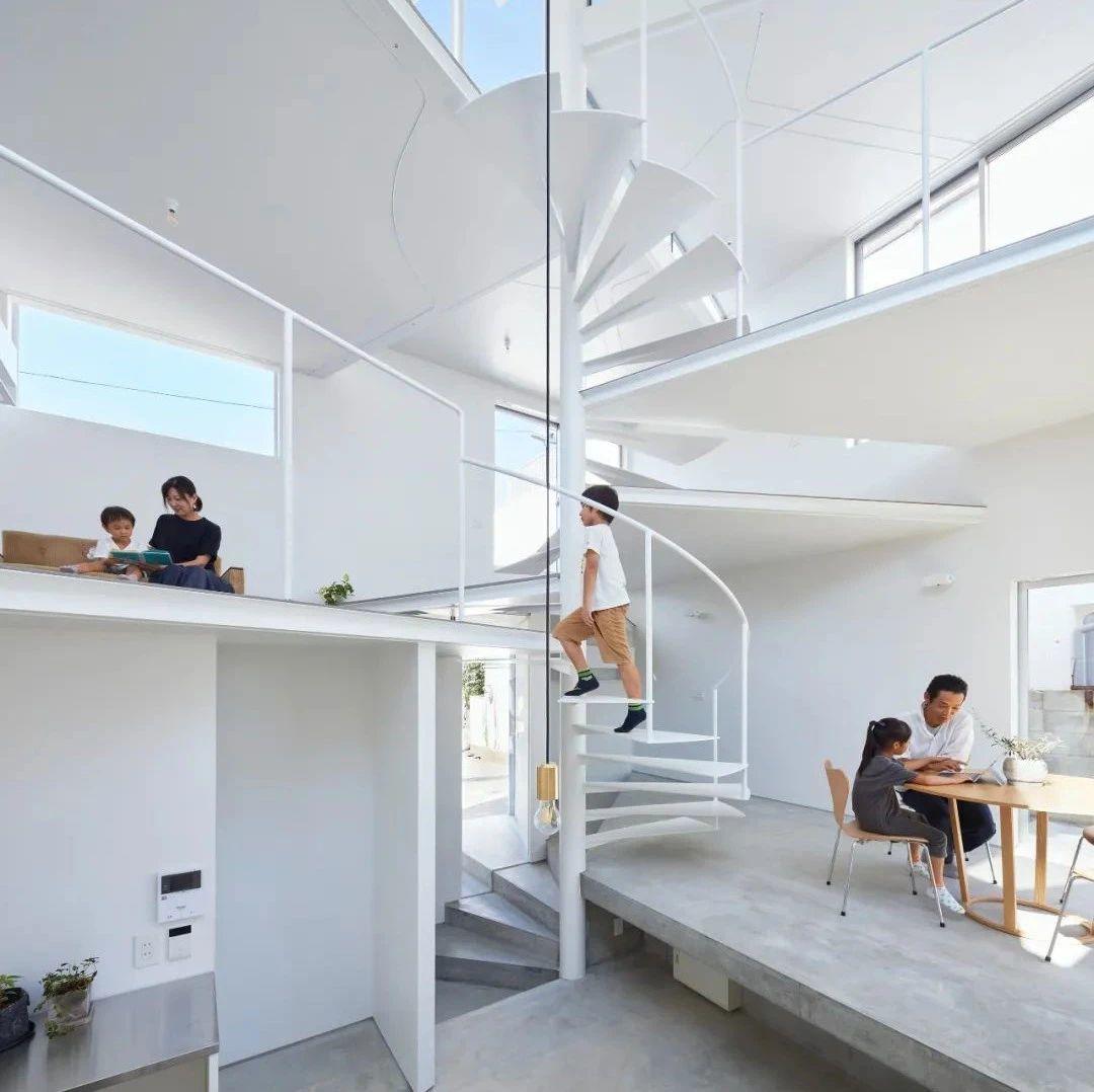 旋轉樓梯展開的住居空間 神戶五色山の家 畑友洋建築設計事務所 Fam