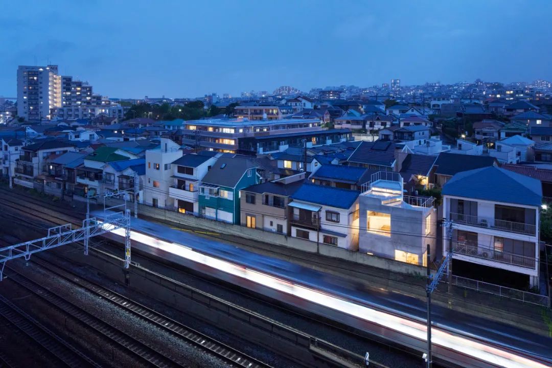 位於鐵路旁的狹小基地，神戶五色山の家／畑友洋建築設計事務所