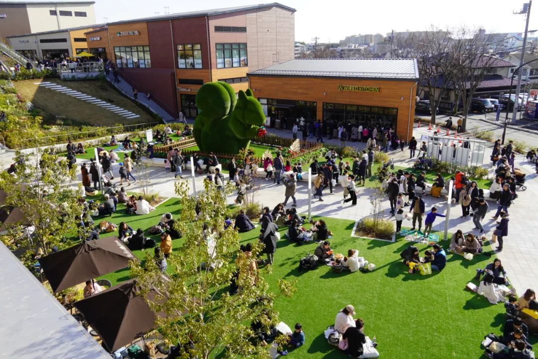 階梯狀綠地成為人們休閒聚會聚集人氣的場所。 東京TOD南町田Grandberry Park Tokyo