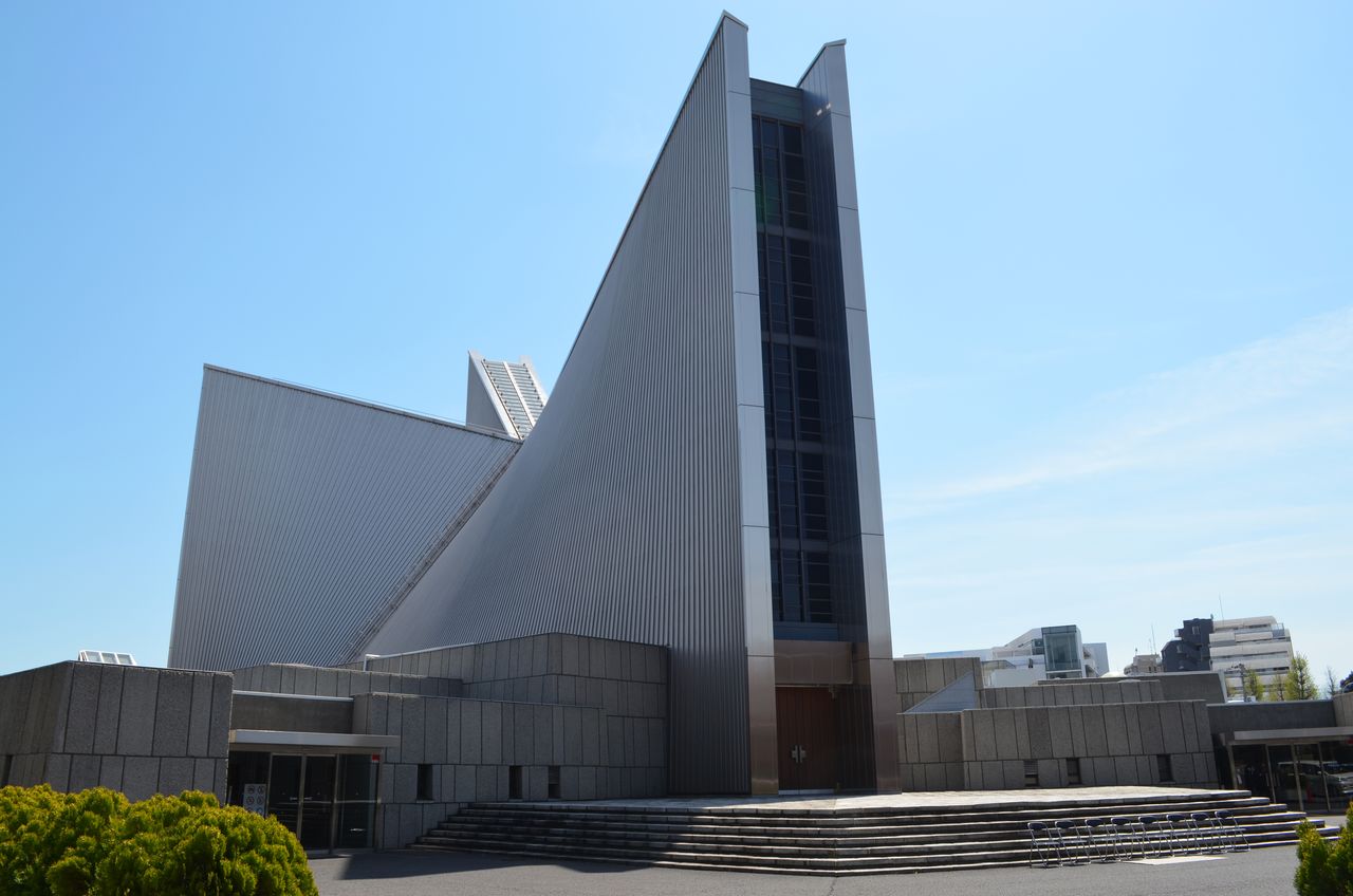 位於東京都文京區的東京羅馬天主教聖瑪麗大教堂，是丹下健三聞名世界的代表作之一。從上空俯瞰，能看到象徵基督教的巨大十字架造型。1964年竣工（PIXTA）
