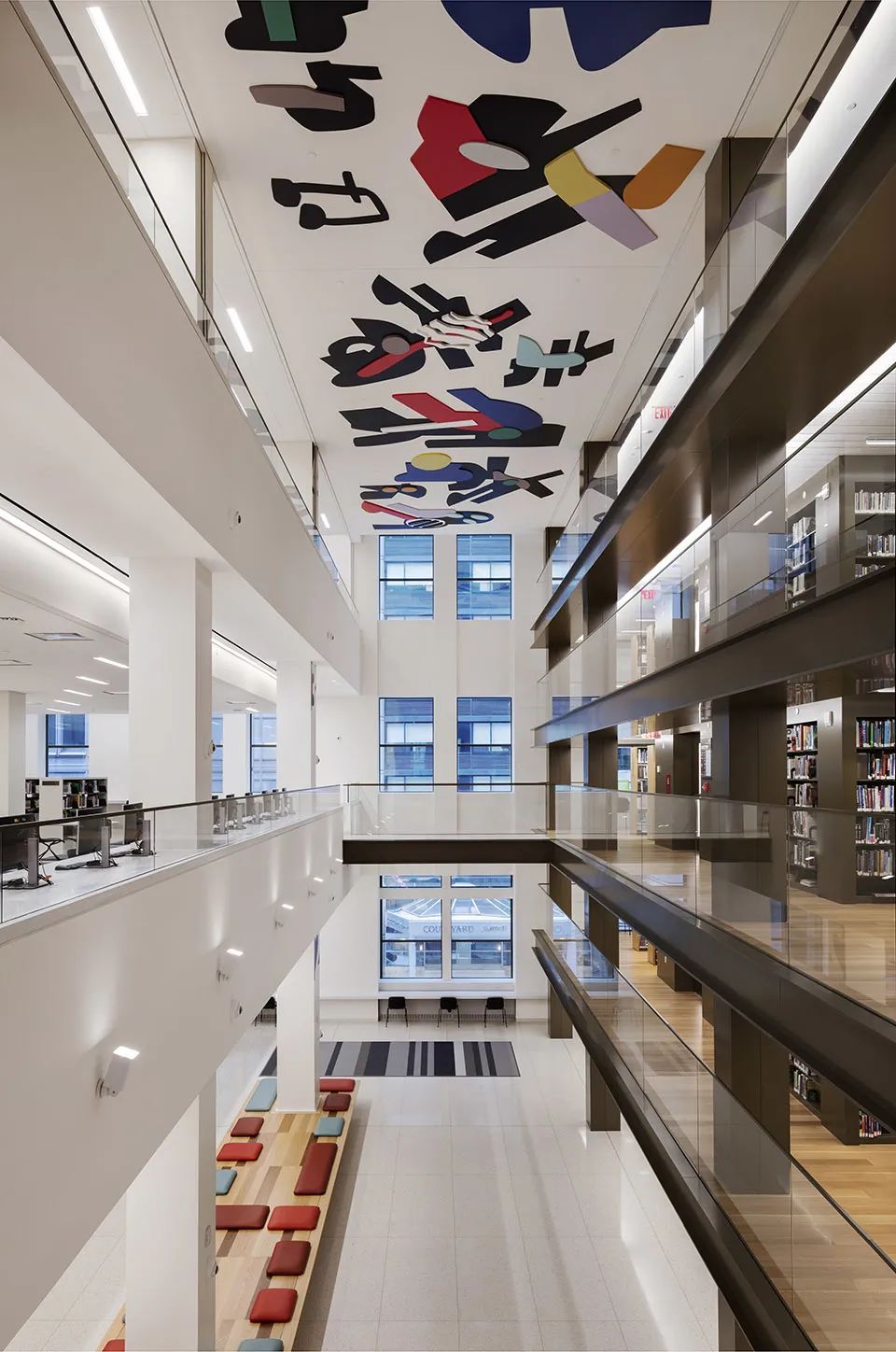 長方形挑高中庭將圖書館分隔為兩個區域，紐約Stavros Niarchos基金會圖書館／Mecanoo + Beyer Blinder Belle