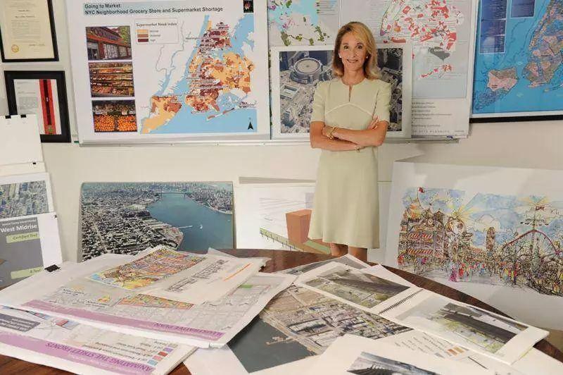 Michael Bloomberg當選紐約市長後邀請了城市規劃專家Amanda Burden加入政府工作,後者對高線公園計畫發揮了關鍵作用。/圖片來自Observer