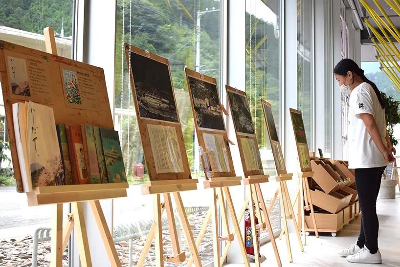 「未來便利商店」所處的位置過去是當地北川小學的校地，為了留下這裡的記憶，空間裡也特別規劃一區展示著學校的照片、教科書等物件