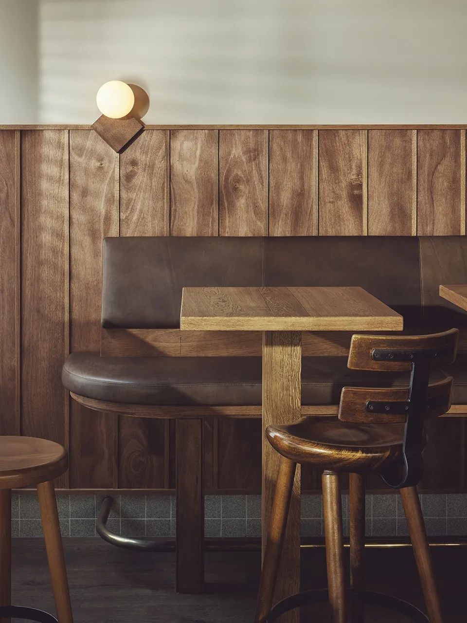木頭質感的桌椅及牆壁，阿姆斯特丹酒吧Arie／Studio Modijefsky
