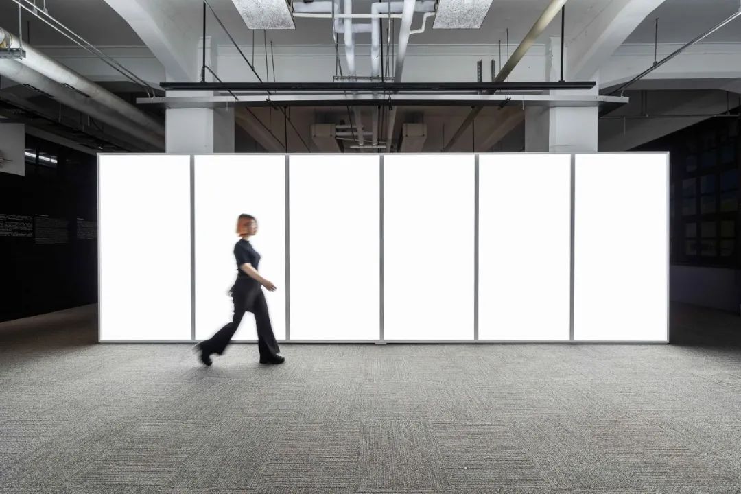  2020金點設計展：展場入口設置大面積白色光板作為介面