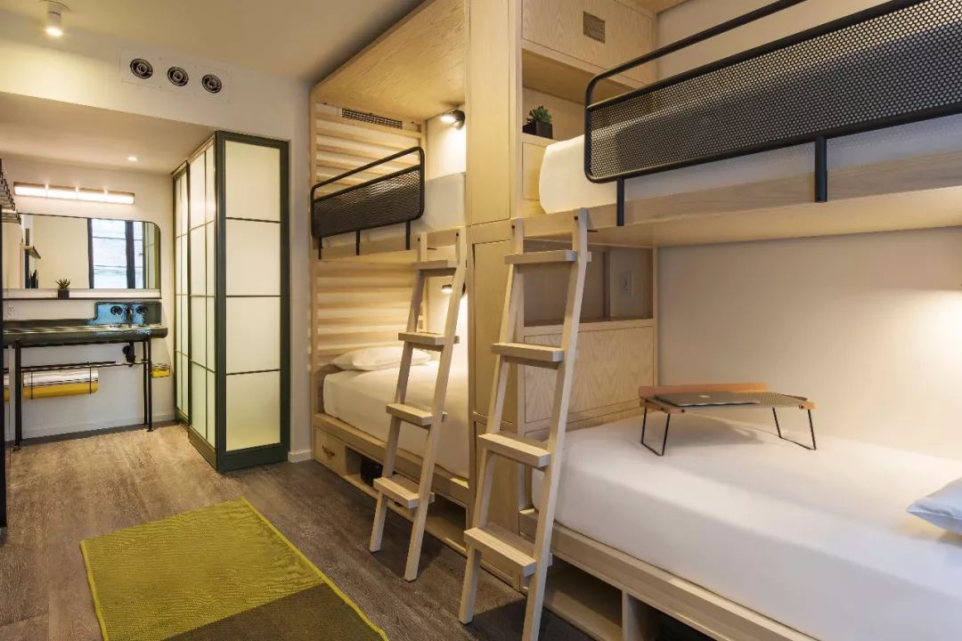 客房有兩層床，紐約市雀兒喜Moxy Chelsea酒店／Yabu & Rockwell