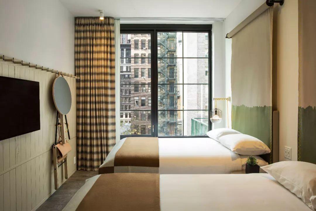 客房內兩張大床，紐約市雀兒喜Moxy Chelsea酒店／Yabu & Rockwell