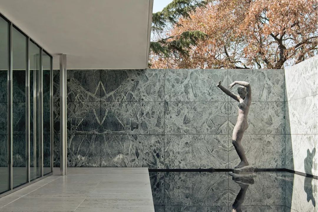 Georg Kolbe創作的雕塑作品，巴塞隆納世博會德國館Barcelona Pavilion／Mies van der Rohe 密斯