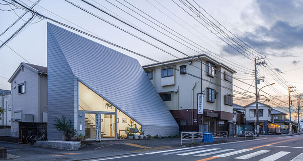 以牆壁創造巧妙的空間感，神奈川藝術家住宅＋藝廊 8.5 House／DOG