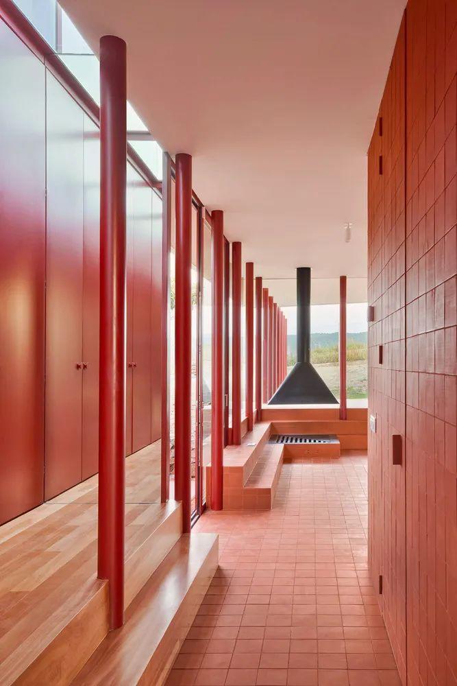 室內空間，巴塞隆納紅白相間的私人住宅／ARQUITECTURA-G