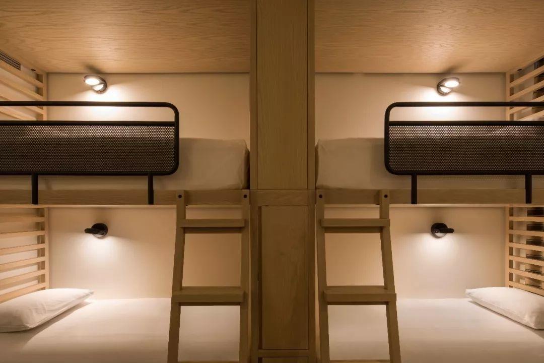 客房有兩層床，紐約市雀兒喜Moxy Chelsea酒店／Yabu & Rockwell