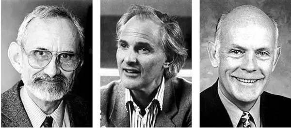 左：羅伯特·科爾（R.Cole）；中：哈囉德·沃特爾·克羅托（H.W. Kroto）；右：理查德·斯莫利（R.E.Smalley）