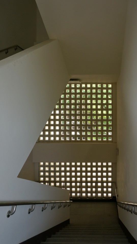 樓梯間不適合開窗，砌空心磚剛好，台中市烏日區喀哩國小舊校舍重建／謝伯昌建築師事務所