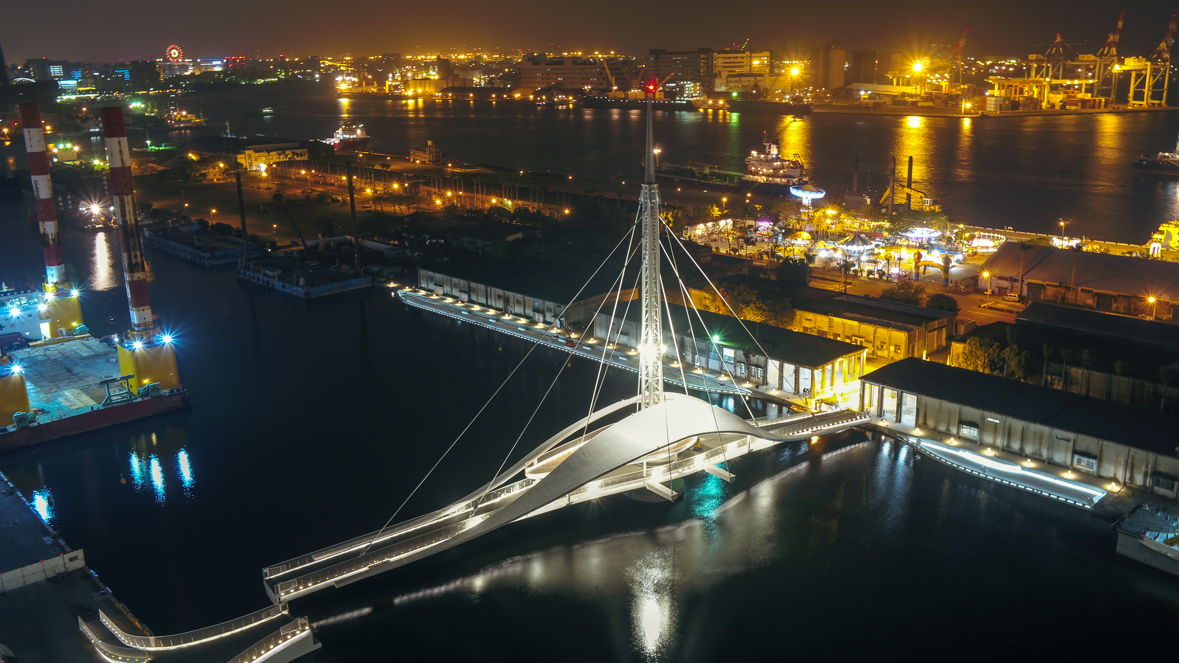 night view Kaohsiung harbour 夜景，高雄大港橋／張瑪龍陳玉霖聯合建築師事務所 居夏設計王煦中 台灣世曦、施工：宏華營造（攝影：宏華營造股份有限公司）