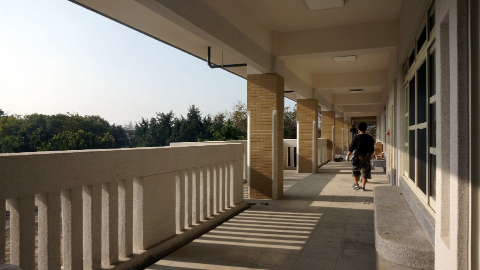 朝西走廊下午的光影變化，台中市烏日區喀哩國小舊校舍重建／謝伯昌建築師事務所