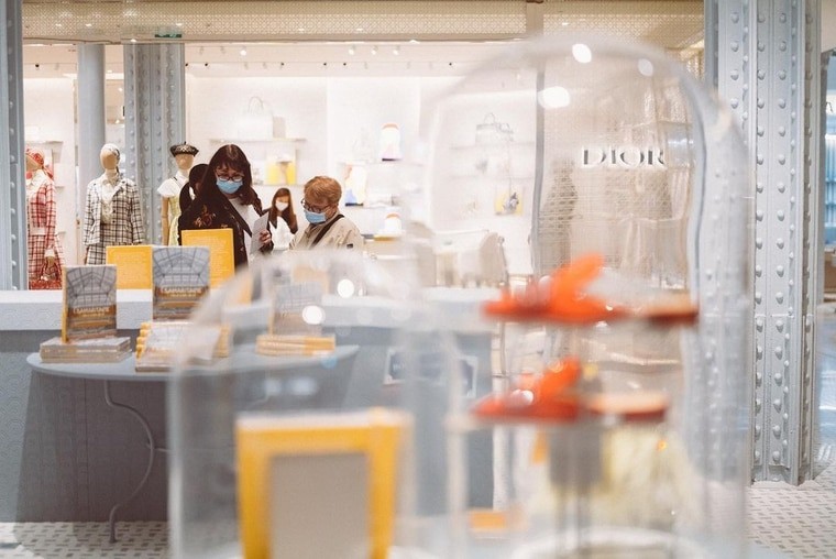 百貨內不僅有LVMH集團旗下的LV、CELINE、LOEWE等一線時尚品牌，還有Isabel Marant、Casablanca等巴黎設計師品牌的加入