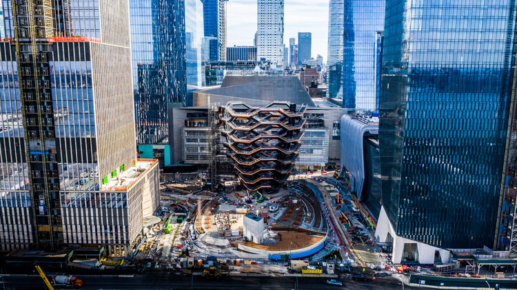 從空照圖可以看到施工中的公眾廣場及Thomas Heatherwick設計的 The Vessel景觀平台