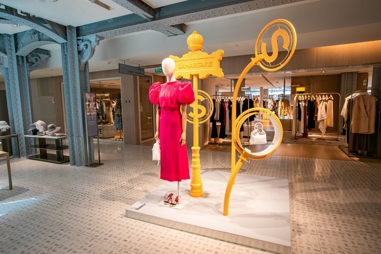 銘黃色是莎瑪麗丹百貨的象徵色，也充分融入在內部擺設當中