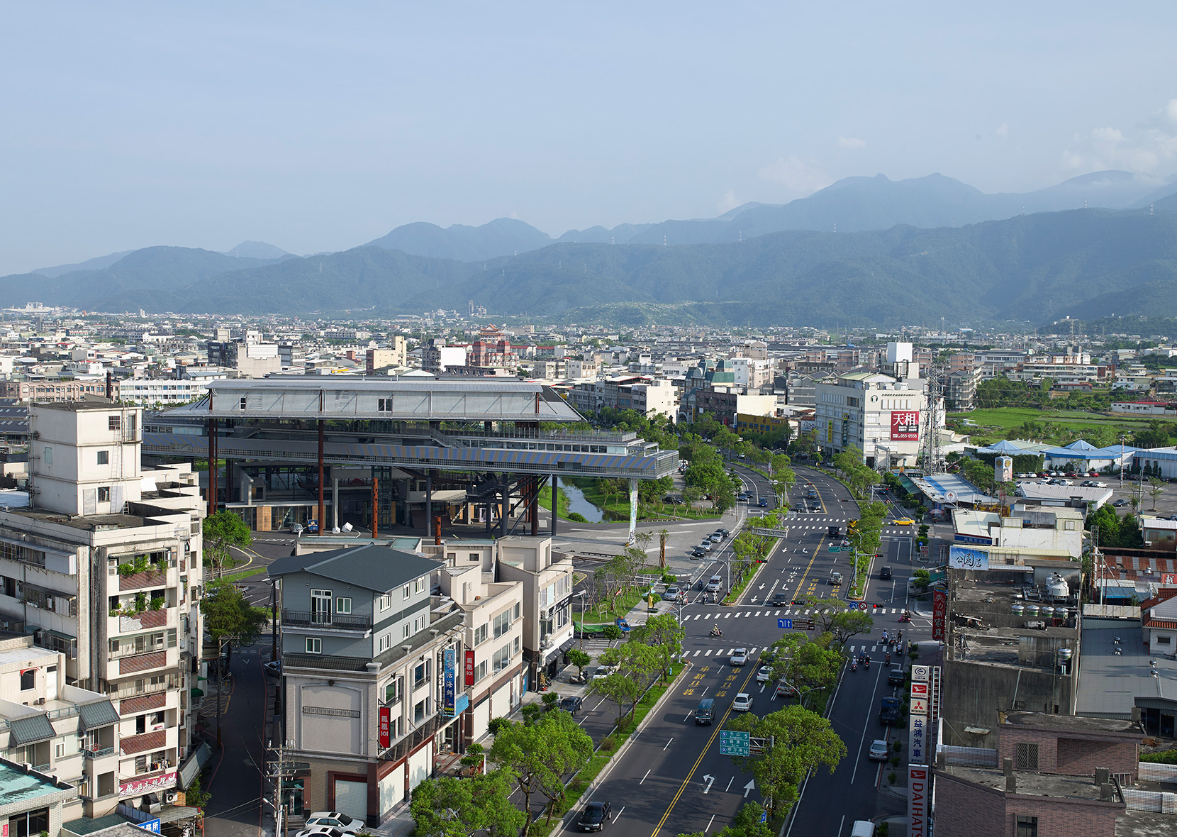 位於宜蘭羅東的礁溪生活學習館(礁溪戶政與衛生所)，由黃聲遠及田中央聯合建築師事務所設計