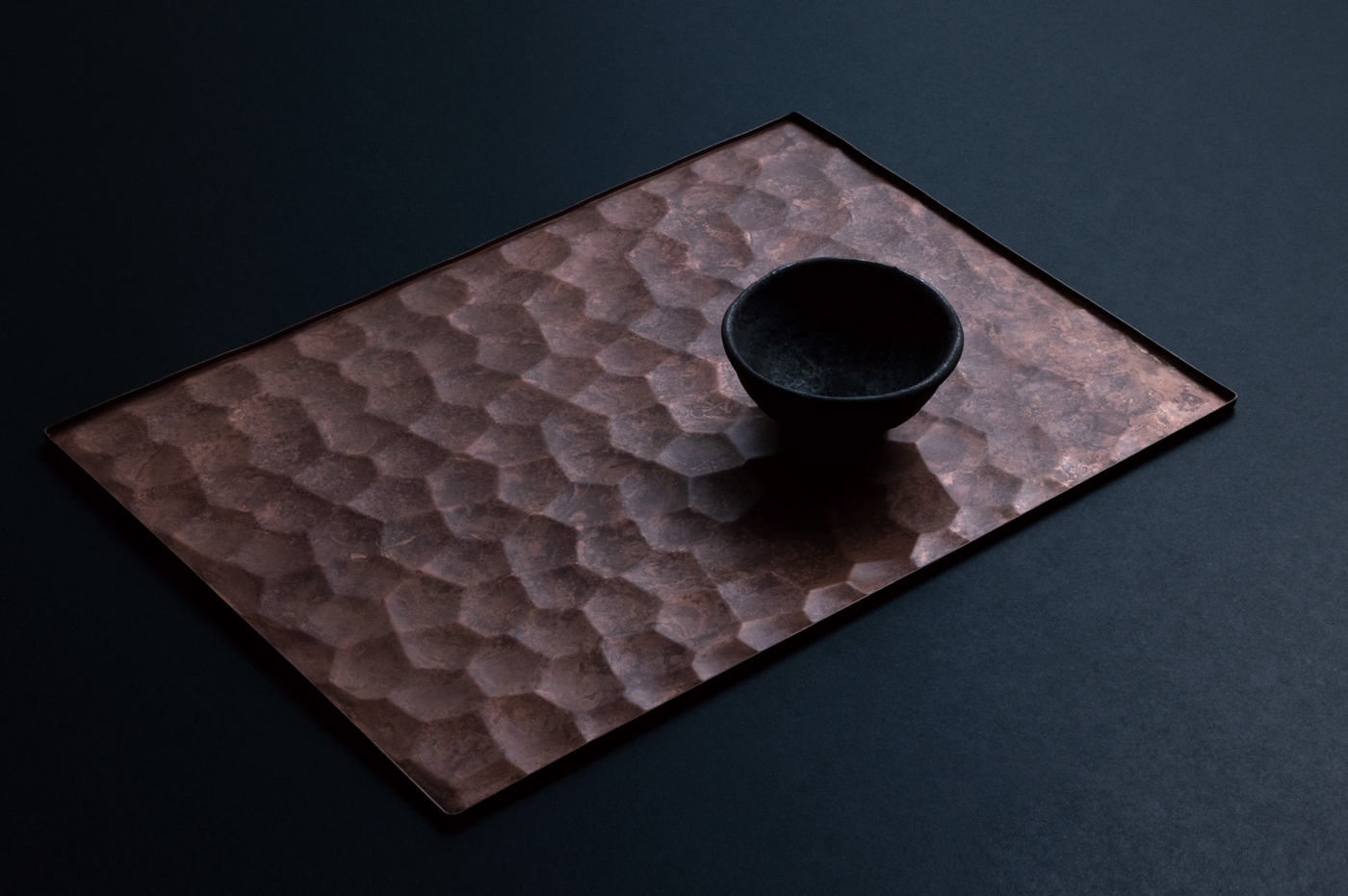 銅製膳盤：將江戶時代建築材料中木材加工的技術運用於超薄銅板上，具有結構強度和設計感。 圖片來源／中川政七商店